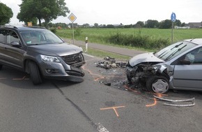 Kreispolizeibehörde Kleve: POL-KLE: Emmerich - Verkehrsunfall beim Abbiegen / Zwei Autofahrerinnen schwer verletzt