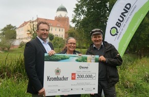 Krombacher Brauerei GmbH & Co.: Gute Aussichten für Auenlebensraum an der Elbe - Krombacher übergibt Spende in Höhe von 200.000 EUR für das Projekt "Lebendige Auen für die Elbe" des BUND (FOTO)