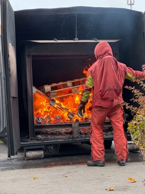 FW Allensbach: Heißausbildung - Brandbekämpfung und Menschenrettung unter realen Bedingungen