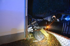 Kreispolizeibehörde Herford: POL-HF: Unfall im Kreuzungsbereich- VW Touran landet vor Hauswand