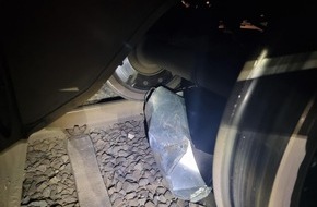 Bundespolizeidirektion Sankt Augustin: BPOL NRW: Unbekannte legen Stahlmülleimer in die Gleise und beschädigten Zug - Bundespolizei sucht nach Zeugen