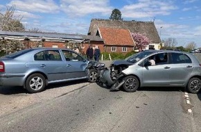 Polizeiinspektion Stade: POL-STD: Fünf Autos an Unfall In Jork-Hove beteiligt - zwei Insassen leicht verletzt