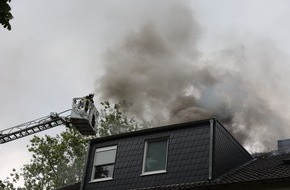 Feuerwehr Essen: FW-E: Dachstuhl eines Behinderten-Wohnheimes brennt in voller Ausdehnung - keine Verletzten