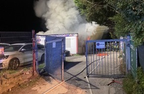 Feuerwehr Dortmund: FW-DO: Bürocontainer brennt nieder