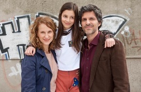ZDF: ZDF dreht neue Familienserie nach Jan Weilers Bestseller "Das Pubertier" / Mit Pasquale Aleardi, Chiara Schoras und Mia Kasalo in den Hauptrollen (FOTO)