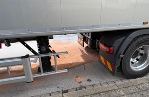 Feuerwehr Sprockh&ouml;vel: FW-EN: Lkw verliert Kraftstoff