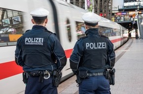 Bundespolizeiinspektion Hamburg: BPOL-HH: Stark alkoholisierter Mann schlägt auf Fahrgast im ICE ein-