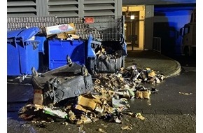 Polizei Mettmann: POL-ME: Zwei Altpapiercontainer abgebrannt - Polizei ermittelt - 2503062
