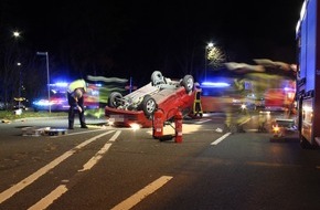Polizei Bochum: POL-BO: Beim Abbiegen kollidiert - Auto überschlägt sich