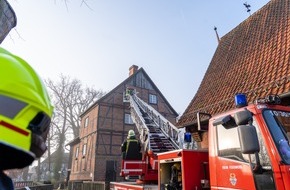 Feuerwehr Flotwedel: FW Flotwedel: Feuerwehr leistet Tragehilfe für den Rettungsdienst in Wienhausen