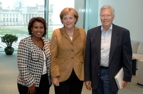 Stiftung Menschen für Menschen: Karlheinz Böhm trifft Bundeskanzlerin Merkel / Seine Forderung an die G8-Staaten: Sofortiger Schuldenerlass für Afrika