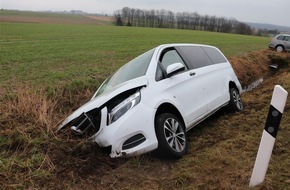 Kreispolizeibehörde Höxter: POL-HX: Autos stoßen seitlich zusammen