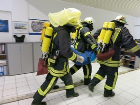 FW-AR: Basislöschzug 6 der Arnsberger Feuerwehr festigt Zusammenarbeit mit gemeinsamer Übung