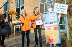 foodwatch e.V.: foodwatch-Protestaktion bei Alete: Babynahrungshersteller lehnt Goldenen Windbeutel ab - Verbraucherorganisation fordert: Alete muss Babykeks vom Markt nehmen