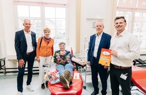 Haema Blutspendedienst: Das Haema-Spendezentrum Leipzig-Markt wird 20 / 20 Jahre Leben retten am Leipziger Markt: Bürgermeisterin Dr. Martina Münch und Jens Lehmann (MdB) gratulieren