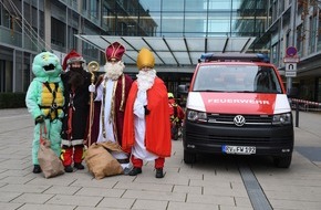 Feuerwehren des Landkreises Ravensburg: LRA-Ravensburg: Nikolaus seilt sich am Krankenhaus ab