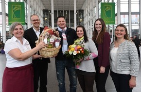 Messe Berlin GmbH: Internationale Grüne Woche 2017 / Der 200.000. Besucher: Im Zug zum Bio-Präsentkorb