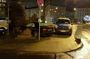 Polizeipräsidium Nordhessen - Kassel: POL-KS: Kassel: Autofahrer landet mit BMW in Blumenbeet und flüchtet zu Fuß: Polizei sucht Zeugen
