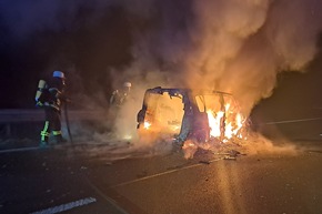 FW Porta Westfalica: 03.03.2026 - A2: PKW in Vollbrand