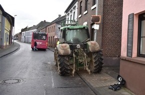 Polizei Mönchengladbach: POL-MG: Über 100.000 Euro Schaden bei Unfall zwischen Traktor und Linienbus