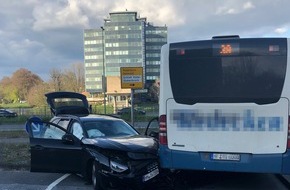 Polizei Bielefeld: POL-BI: Pkw prallt gegen Linienbus