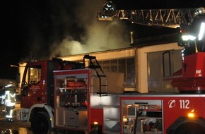 Kreisfeuerwehrverband Calw e.V.: KFV-CW: 250.000 Euro Sachschaden bei Großbrand in Nagold-Emmingen

Werkstatthalle brennt lichterloh - Keine Verletzten