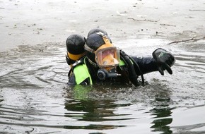Feuerwehr Essen: FW-E: Person im Wasser