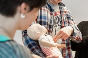 AOK Sachsen-Anhalt: Wie Eltern im Notfall richtig handeln: Kinder-Erste-Hilfe-Seminare geben Tipps