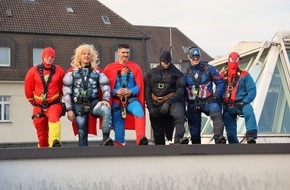 Feuerwehr Essen: FW-E: Superhelden-Aktion der Höhenrettung - Feuerwehr Essen überrascht kleine Patientinnen und Patienten