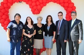 McDonald's Kinderhilfe Stiftung: Katarina Witt gratuliert zum 10.Geburtstag / Das Beste aus 10 Jahren Ronald McDonald Haus Cottbus - Elternhaus feiert ersten runden Geburtstag (BILD)