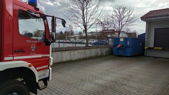 Freiwillige Feuerwehr Celle: FW Celle: Brennt Papierpresse in Altencelle!