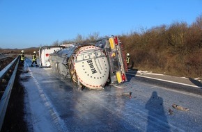 Polizeidirektion Kaiserslautern: POL-PDKL: Umgekippter Tanklaster, Milch verteilt sich auf Autobahn