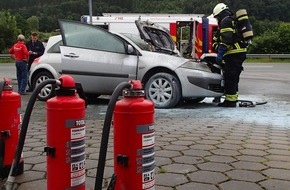 Feuerwehr Plettenberg: FW-PL: Plettenberg/Herscheid. Fahrzeugbrand auf Tankstellengelände. Feuerwehrmann im Ruhestand hielt Brand bis zum Eintreffen der Kollegen unter Kontrolle.