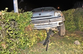 Kreispolizeibehörde Höxter: POL-HX: Auto bleibt in Hecke stecken