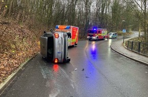 Polizei Mettmann: POL-ME: Vorfahrt missachtet: drei Leichtverletzte bei Verkehrsunfall - Velbert - 2412034