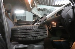 Polizei Bielefeld: POL-BI: Reifen landet auf Beifahrersitz