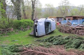 Polizeiinspektion Hameln-Pyrmont/Holzminden: POL-HOL: Landesstraße 584 - Warbsen - Forst: Betrunken mit PKW im Garten gelandet - Fahrer unverletzt / 22.000, -- EUR Sachschaden -