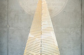 REKORD-INSTITUT für DEUTSCHLAND: "Weihnachtsbaum" aus Goldmünzen: Münchener Edelmetallhändler holt Weltrekord