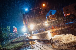 FW Horn-Bad Meinberg: Unwetter betrifft besonders Ortsteil - Feuerwehr bis in die Nacht beschäftigt - zahlreiche Einsatzstellen