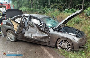Polizeipräsidium Westpfalz: POL-PPWP: Fahrzeug überschlägt sich mehrfach - Fahrerin leicht verletzt