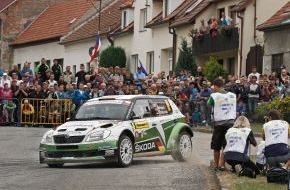 Skoda Auto Deutschland GmbH: Englisches Wetter und ein Baum, der nicht zur Seite springen will - Sepp Wiegand mit Glück im Unglück bei der Rallye Barum (BILD)