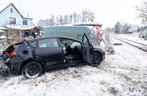 Feuerwehr Porta Westfalica: FW Porta Westfalica: 27.01.2026 - Bahnunfall - PKW gegen Zug in Eisbergen