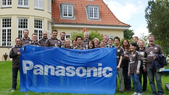 Panasonic Deutschland: Panasonic Mitarbeiter packen auf dem Kupferhof an / Zusammen mit KIEZHELDEN unterstützen die Hamburger Mitarbeiter die Ferienanlage für Kinder mit Behinderung des Vereins Hände für Kinder e.V.