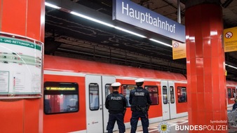 Bundespolizeidirektion München: Bundespolizeidirektion München: Bundespolizist sticht sich an Spritzennadel -
Drogenabhängiger flippt aus