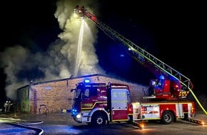 Feuerwehr Recklinghausen: FW-RE: Ausgedehnter Brand in einer Lagerhalle - keine Verletzten