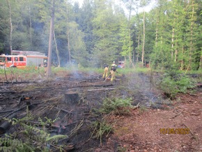 FW-D: Bodenfeuer in einem Waldstück verursacht aufwendigen Feuerwehreinsatz - Einsatzkräfte mussten zur Brandbekämpfung tief in den Wald vordringen