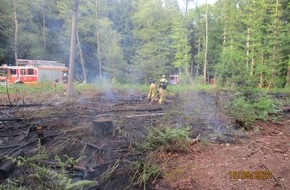 Feuerwehr Düsseldorf: FW-D: Bodenfeuer in einem Waldstück verursacht aufwendigen Feuerwehreinsatz - Einsatzkräfte mussten zur Brandbekämpfung tief in den Wald vordringen