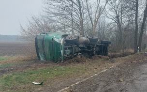 Polizeipräsidium Rostock: POL-HRO: LKW kommt von Fahrbahn ab und prallt gegen Baum - 160.000EUR Schaden