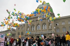Pro Juventute: Pro Juventute will die 18-35-Jährigen an die Urne bringen - Auf dem Bundesplatz fordern Eltern und Kindern mit Hunderten von Ballonen ein 'Ja zur Familie' (BILD)