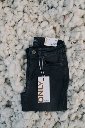 Aid by Trade Foundation Jahresbericht 2024: Stiftung baut Marktposition und Wirkung für Umweltschutz und Produzent*innen weiter aus